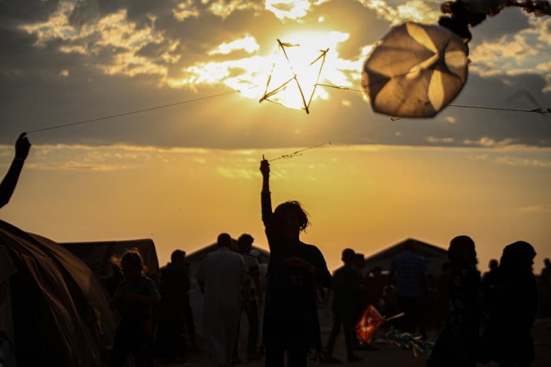 <p>Rahmun, 'Arkadalarmzla burada temin ettiimiz iplikleri, kartonlar, katlar ve talar kullanarak uurtma yaptk. Bunlar kamptaki ocuklara hediye ettik ve onlar sevindirdik. Aclarn unutturduk.' diye konutu.</p>