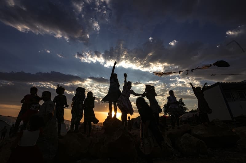 <p>Soi mutabakatndan bu yana rejim ve destekilerinin dlib'e saldrlarnda 1800'den fazla sivil can verdi. Ocak 2019'dan bu yana g edenlerin says 1 milyon 942 bini buldu. Trkiye ve Rusya, 12 Ocak 2020'de atekesin balamas iin mutabk kald ancak Esed rejimi ve mttefikleri, atekesi hie sayarak dlib'deki saldrlarn srdrd.</p>