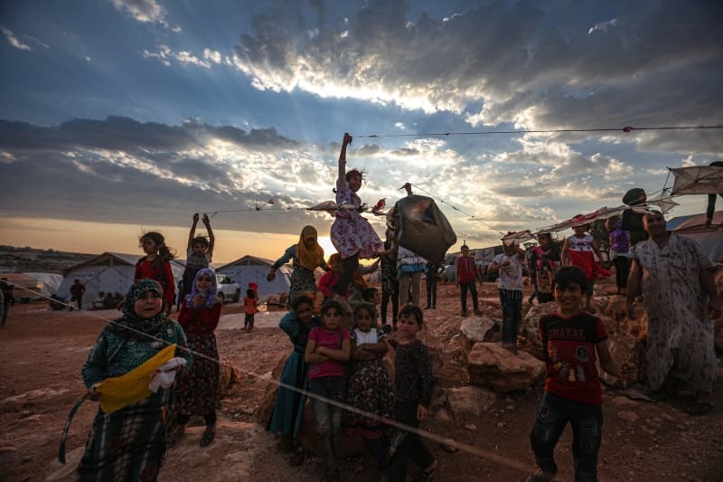 <p>Saldrlarna ksa bir sre ara verdikten sonra yeniden balayan rejim gleri, Mays 2019'da blgeyi tmyle ele geirmek iin kara operasyonu dzenledi.</p>