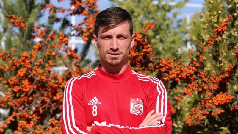 <p>Ancak Mert Hakan Yandaş gelişmesinin ardından taraflar arasındaki mesafenin arttığı ve transferin bu nedenle rafa kaldırıldığı iddia edilmişti.</p>