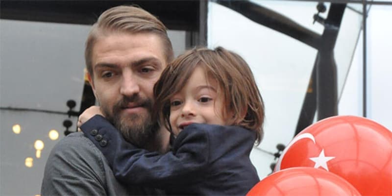 <p>ÇINAR SİNYALİ VERDİ </p><p>Hatta Caner Erkin'in 9 yaşındaki oğlu Çınar, sosyal medya hesabında soruları yanıtlarken, babasının hangi takıma gideceği de soruldu. Çınar, <b>'Fener ya da Galatasaray ama İstanbul'da kalacağı kesin'</b> dedi.</p>