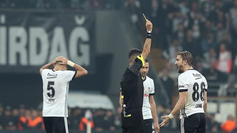 <p><b>BAŞAKŞEHİR DE DEVREYE GİRDİ AMA...</b></p><p><br></p><p>Fenerbahçe ve Galatasaray'ın devrede olduğu tecrübeli oyuncu için Başakşehir'in de devrede olduğu ifade ediliyordu ama bu transferde sıcak bir gelişme yaşandı.</p>