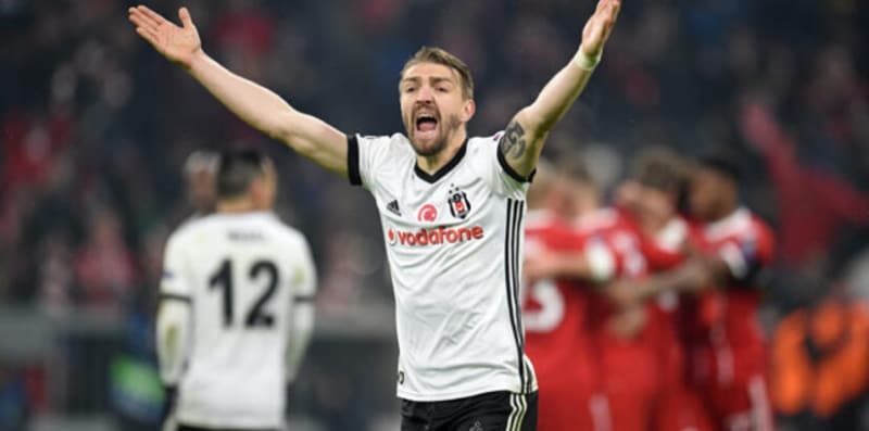 <p>Yönetim buna yanaşmayınca tecrübeli sol bek Fenerbahçe ile ipleri kopardı ve Galatasaray ihtimali güçlendi.</p>