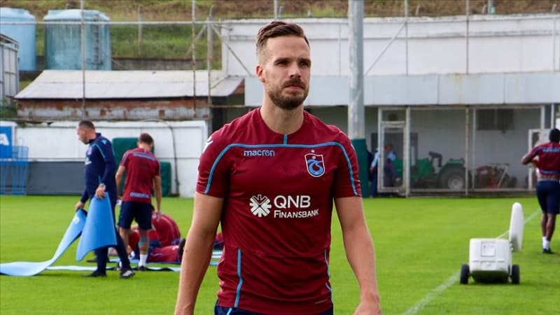 <p><b>NOVAK TRANSFERİ DE İŞİN İÇİNE GİRİNCE </b></p><p><br></p><p>Fenerbahçe'de Hasan Ali'nin son maçlardaki iyi performansı ve yaptığı asistlerle birlikte Trabzonsporlu Filip Novak'ın transferinin ciddi şekilde konuşulması sonrası Caner Erkin'in transfer ihtimali biraz geriledi.</p>