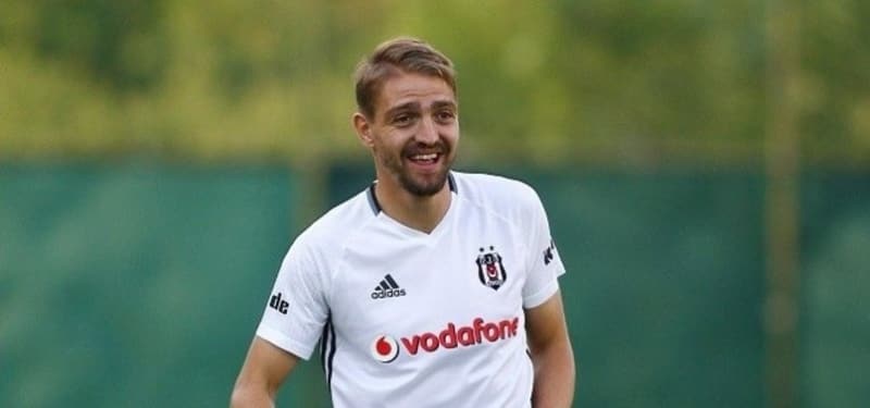 <p>Oyuncunun da transfere yeşil ışık yaktığı ifade edildi. Son durumda transferde ibre Galatasaray'a döndü.</p>