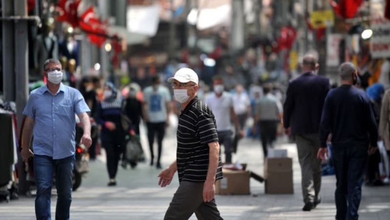 <p>'Anadolu'daki illerimizde yani Trabzon 6'ncı, Kayseri 7'nci haftada, diğer illerimizde ise 14'üncü haftada Hakkari, Kütahya, 15'inci haftada Batman, Şırnak, Antep, 16'ncı haftada Bursa, Konya, Mardin, Van, 17'nci haftada Ankara, Diyarbakır, Şanlıurfa ve Afyonkarahisar'ın piki oluşturma döneminde olduğunu görmüş oluyoruz. Yani Anadolu'da 1'inci dalga halen devam ediyor. Sayılardaki artış da yukarıda pikini tamamlayan illerin daha stabil olduğunu ama aşağıda Anadolu'daki, Doğu ve Güneydoğu'daki illerimizde bahsettiğim pikini tamamlama durumunda olan illerimizdeki artış da toplam vaka sayısının düşmemesine, belli bir yerde stabil kalmasına sebep olmakta.'</p>