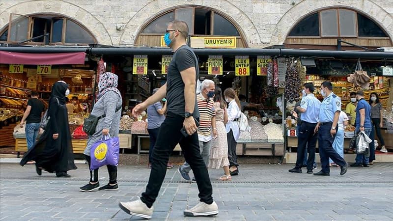 <p><b>Açıklamada şunlara yer verildi: </b></p><p><b><br></b></p><p>'Valiliğimiz koordinesinde görevli denetim ekiplerimizce gerçekleştirilen denetimlerde vatandaşlarımızın; pazar yerlerinde, AVM’lerde, marketlerde, halka açık olan kalabalık alanlarda tedbirli olmadıkları görülmüş ve vatandaşlarımıza maske takmaları, sosyal mesafe kuralına uymaları ve el hijyenine dikkat etmeleri konusunda gerekli uyarılar yapılmıştır.</p><p><br></p>