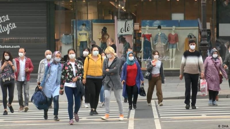 <p>Valilikten yapılan açıklamada, tüm dünyayla birlikte ülkemizi de etkisi altına alan korona virüs (Covid-19) salgınına karşı alınan tedbirler sonucunda Adana ve ülkemizde çok önemli kazanımlar elde edildiği belirtilerek, 'Bu sebeple Cumhurbaşkanımız Recep Tayyip Erdoğan’ın himayelerinde Sağlık Bakanlığımız ile Bilim Kurulumuzun tavsiyeleri göz önünde bulundurularak alınan kararlar doğrultusunda, günlük hayatta kademeli olarak normalleşme sürecine geçilmiştir.</p>