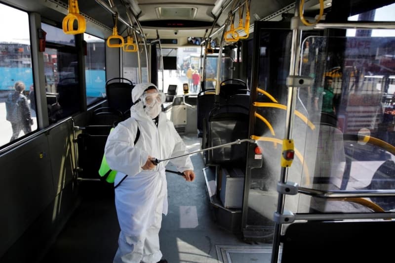 <p>Özellikle önümüzdeki haftalar geçen hafta da bahsettiğim şekliyle salgının seyrine göre bu konudaki öneriler daha netleşmiş olur. Burada temelde ülke genelinde bir sokağa çıkma yasağı gündeme gelmedi ama birtakım tedbirlerin olabileceği, özellikle il bazında yer yer kısıtlamaların gündeme gelebileceği çünkü il bazında eğer vaka artışının yoğun olduğu iller söz konusu olursa oradaki tedbirleri biraz daha sertleştirmek gerekebilir.</p><p><br></p>