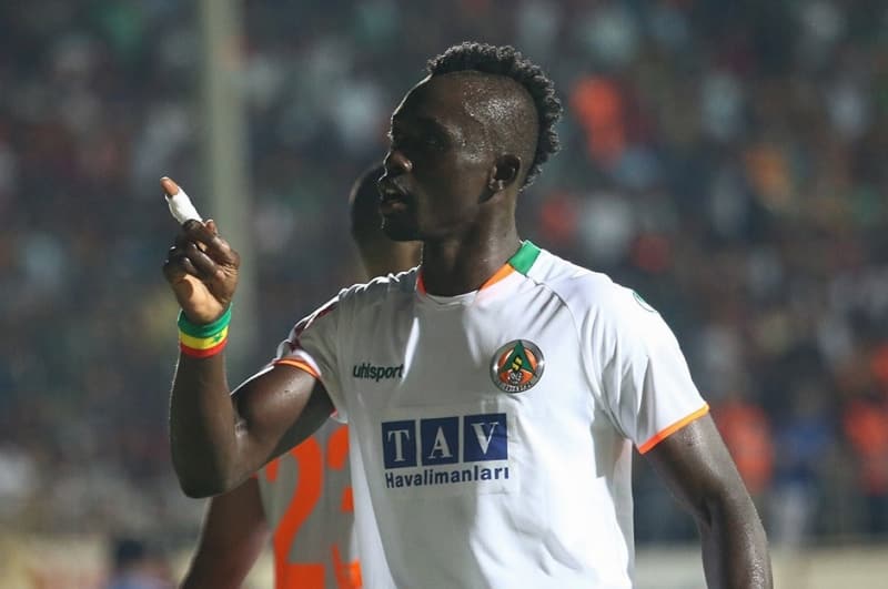 <p>Beşiktaş, Sergen Yalçın'ın eski öğrencisi olan 35 yaşındaki Cisse ile genel hatlarıyla <b>1+1 yıllık </b>anlaşmaya varırken, maaş konusunda görüşmeler sürüyor.</p>