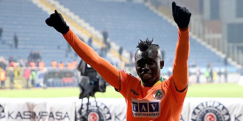 <p>Attığı 22 golün yanında 1 de asisti bulunan Papiss Cisse, 112 dakikada bir rakip fileleri sarstı. Maç başına 3.4 şut çeken Senegalli forvet, Süper Lig'de gol krallığı yarışında ilk sırada bulunuyor.</p>
