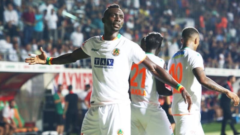 <p><b>'Birkaç güne bu işin kesinleşmesini bekliyoruz. </b>Sezon bitmeden önce imzalar atılmıyor. Şu anda Alanyaspor'un sözleşmeli oyuncusu. Alanyaspor'u çok seviyor. Alanya'da güzel bir macerası oldu.'</p>