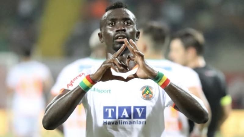 <p>'İnşallah bu ligi gol kralı olarak bitirir. Yaşı konusunda soru işaretleri olabilir ancak bence onun <b>biyolojik yaşı 20.'</b></p>