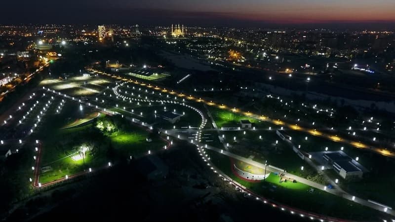 <p class='MsoNormal'><b>İSTANBUL’DA 9 BÜYÜK YEŞİL ALAN</b></p><p class='MsoNormal'><b><br></b></p> <p class='MsoNormal'>İstanbul'da açılan 285 bin metrekare alana sahip Pendik Millet Bahçesinde, 11 bin 245 metre bisiklet yolu, 5 bin 410 metre yürüş yolu, 4 bin 784 ağaç ile 31 bin 066 çalı ve bitki bulunuyor.</p>