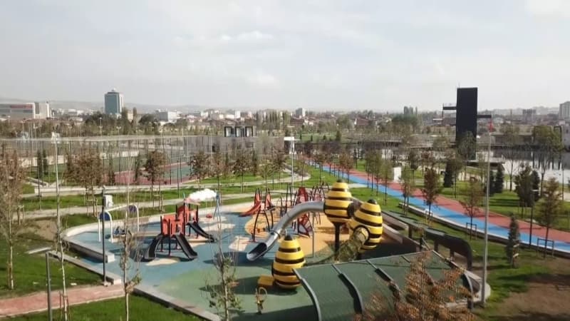 <p class='MsoNormal'>Şehircilik geleneğimizin sembolü olacak millet behçelerimizden 13'ünü daha önce hizmete açmıştık. Son açtıklarımızla birlikte 23 millet bahçesine ulaşıyoruz.</p>