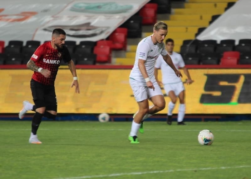 <p>90+9'daki golün ardından maçın bittiği zannedilerek statta müzik çalınınca iki takım oyuncuları arasında sinirler gerildi.</p>