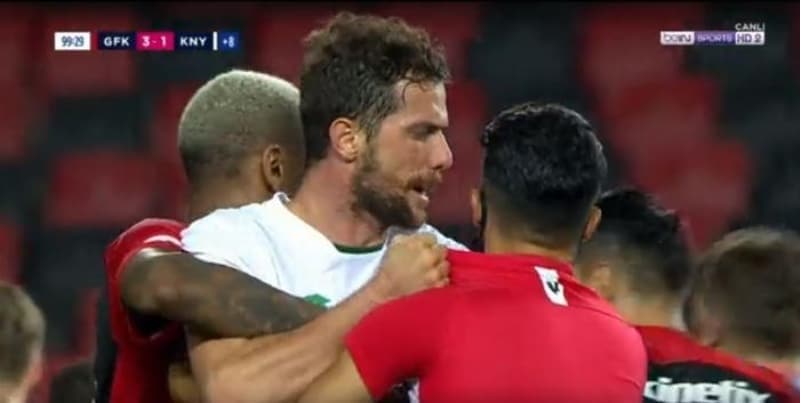 <p>Futbolcular soyunma odasına giderken, maçın hakemi Hüseyin Göçek, oyuncuları geri çağırdı.</p>