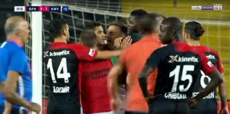 <p>Özellikle Uğur Demirok, çılgına dönerken Bülent Korkmaz, tecrübeli oyuncuyu sakinleştirmekte güçlük çekti.</p>