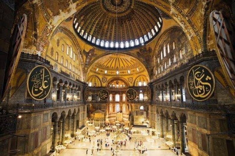 <p><b>AYASOFYA İBADETE AÇILACAK MI?</b></p><p><b><br></b></p><p>Danıştay'ın kararı sonrası Ayasofya'nın yeniden ibadete açılması gündemin ilk sıralarında yer alıyor. Danıştay 10. Dairesi, Ayasofya'nın camiden müzeye dönüştürülmesine dair 24 Kasım 1934 tarihli Bakanlar Kurulu kararını iptal etti. İdari Yargılama Usulü Kanunu’na göre Danıştay’ın verdiği kararın 30 gün içerisinde yerine getirilmesi gerekiyor. </p>