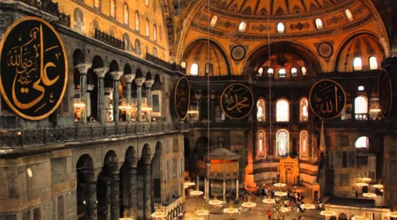 <p><b>AYASOFYA İLE İLGİLİ YARGISAL SÜREÇ</b></p><p><b><br></b></p><p>Sürekli Vakıflar Tarihi Eserlere ve Çevreye Hizmet Derneği, Ayasofya için ilk olarak 2005'te Danıştay'a dava açmıştı.</p><p><br></p>