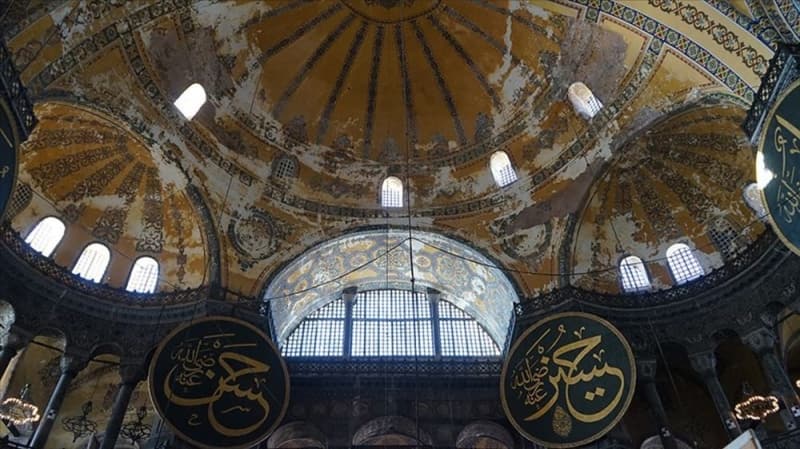 <p>Daire 2008'de ise Ayasofya Camisi'nin müze olarak kullanılmasında hukuka aykırılık bulunmadığına işaret ederek, davayı reddetmişti.</p>