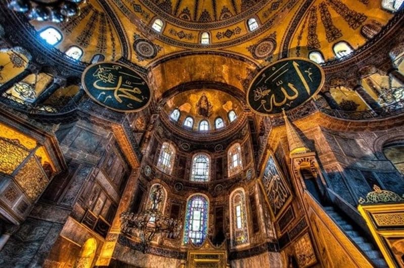 <p>Yüksek Mahkeme, Ayasofya'nın namaz kılınması için ibadete açılması yönündeki talebin reddedilmesi nedeniyle din ve vicdan hürriyetinin ihlal edildiği iddiasıyla yapılan başvuruyu, <b>'incelenmeksizin kişi bakımından yetkisizlik'</b> nedeniyle kabul edilemez bulmuştu.</p>