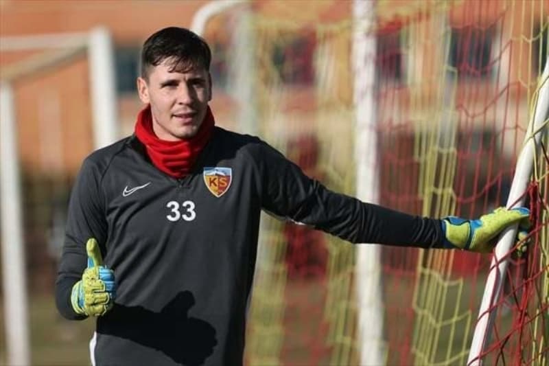 <p>300 bin euro kazanacak demişler, Kayserispor'da çok daha fazlasını kazanıyor.</p>