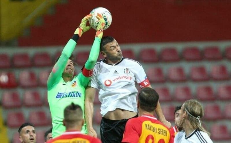 <p>Lung'un Beşiktaş'a gitme şansı var, çok iyi bir kaleci. Tataruşanu'ya saygım var ancak Lung şu anda Romanya'nın bir numarası.</p>