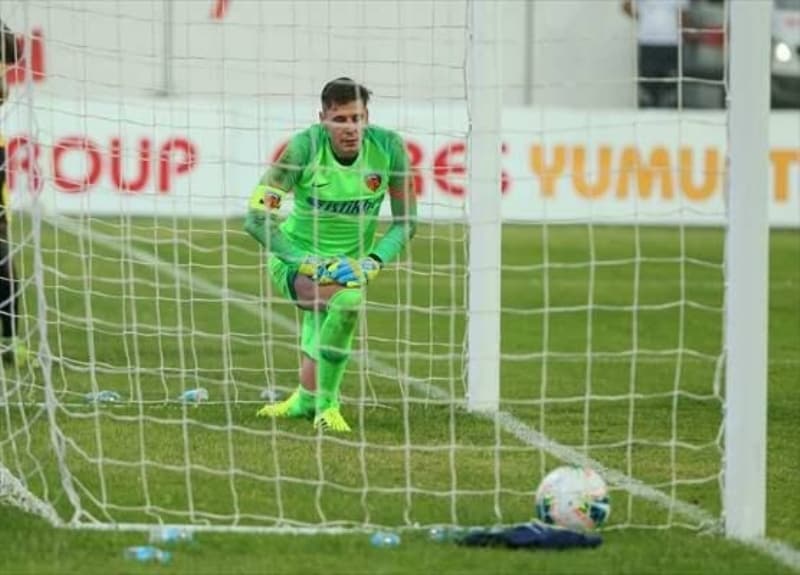 <p>Lung'u isteyen takımlardan biri de Galatasaray. Muslera'nın sakatlığı sonrasında çok acı çektiler. Lung Göztepe maçında çok iyiydi, Galatasaray'a karşı da iyi performans gösterdi. Göztepe de Beto sonrasında onu istiyor.</p>