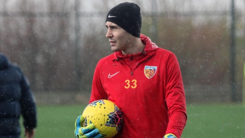 <p>Kayserispor ile olan sözleşmesi sezon sonunda bitecek olan 31 yaşındaki kaleci, bu sezon Süper Lig'de en fazla kurtarış yapan kaleci konumunda.</p>