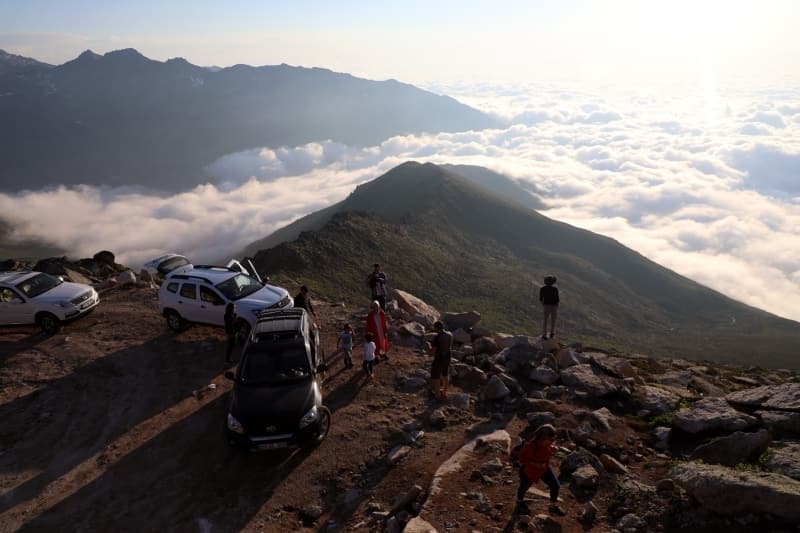 <p>Yeni tip koronavirüs (Kovid-19) salgını sonrasında alternatif tatil arayanlara farklı güzellikleri ile hizmet veren Kaçkar Dağları ayrıca 33 yaylası ile gezginlerin uğrak yerleri arasında bulunuyor.</p>