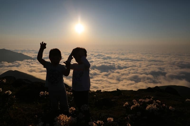 <p>Kaçkar Dağları, macera ve fotoğraf tutkunlarının tercih ettiği bölgeler arasında yer alırken son yıllarda sosyal medyada fotoğraf tutkunlarının paylaştığı gün batımı ve oluşan bulut denizi fotoğrafları ile de farklı güzelliklerini sergiliyor.</p>