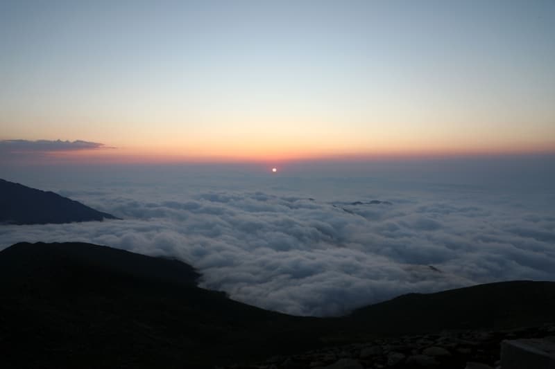 <p>Sema Gündoğdu ise bölgenin çok farklı güzellikleri barındırdığını belirterek, ailesiyle birlikte bulutların üzerinde gün batımını izlemeye geldiğini aktardı. Gündoğdu, ilk kez izlediği bu manzaranın kendisinde çok farklı duygular yaşattığını dile getirdi.</p>