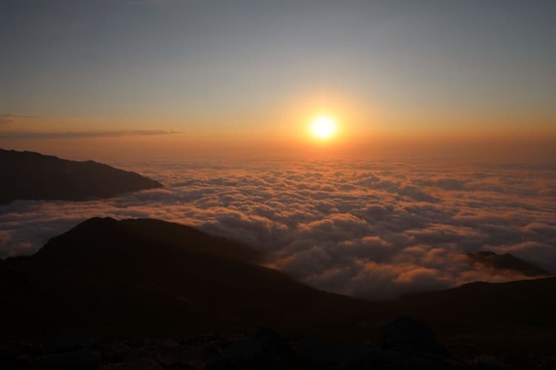 <p>Kaçkar'ın eteklerinde vadilere çöken sis, ziyaretçilere unutulmaz anlar yaşatıyor.</p>