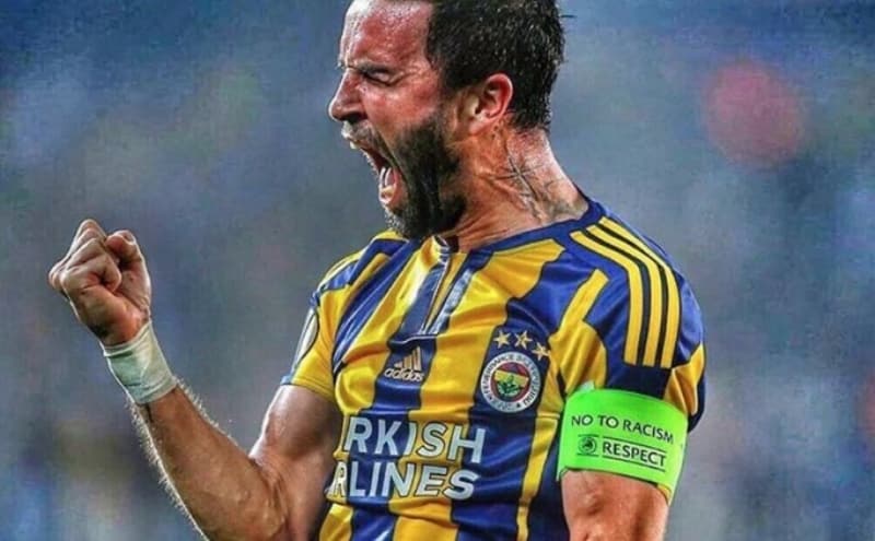 <p>35 yaşındaki sağ bek 2007 yılında Gençlerbirliği’nden transfer olduğu Fenerbahçe’de 9 sene forma giymiş, 2 Süper Lig şampiyonluğu yaşamıştı.</p>