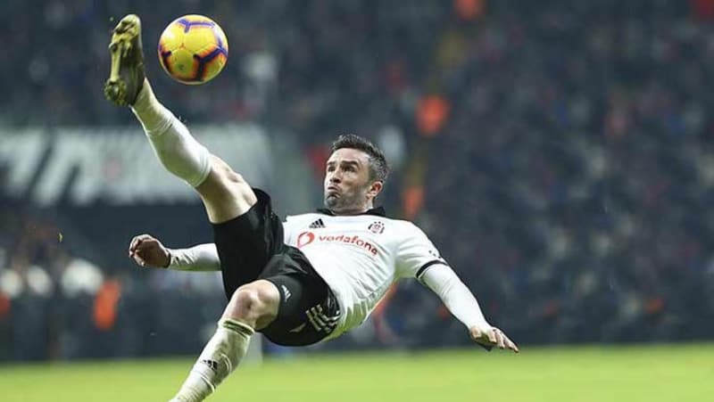 <p>TFF’nin yeni yabancı kuralı nedeniyle transferde önceliği yerli isimlere veren Sarı-Lacivertliler’in, bir başka eski yıldızı Gökhan Gönül ile de el sıkıştığı öne sürüldü.</p>