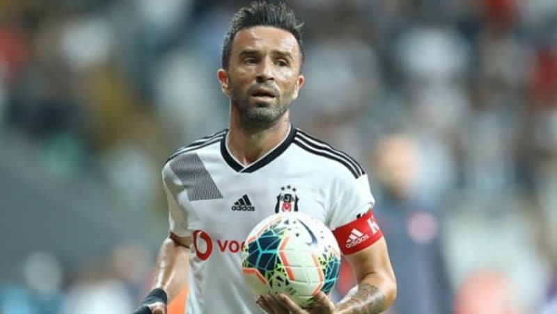 <p><b>SÖZLEŞMESİ BİTİYOR</b><br></p><p><br></p><p>Tecrübeli futbolcunun Beşiktaş ile sözleşmesi bu sezon bitiyor. </p>