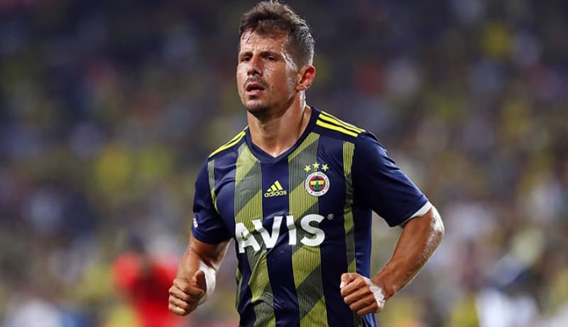 <p>35 yaşındaki futbolcuya yeniden ‘Çubuklu’ formayı giydirmek isteyen Emre Belözoğlu’nun, eski takım arkadaşını 4. yıldız için mücadele edecek kadronun içinde yer alması için ikna ettiği kaydedildi.</p>