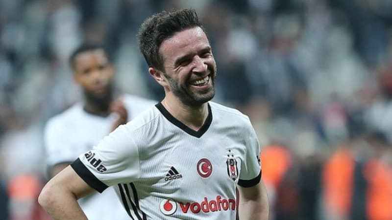 <p><b>9 SENE OYNAMIŞTI</b><br></p><p><br></p><p>Gökhan Gönül, bu konuda yorum yapmaktan kaçınıyor. Ancak yıldız futbolcunun, yakın çevresinden Fenerbahçe ile ilgili gelen sorulara, <b>“Hayırlısı olsun”</b> yanıtını verdiği öğrenildi. </p>