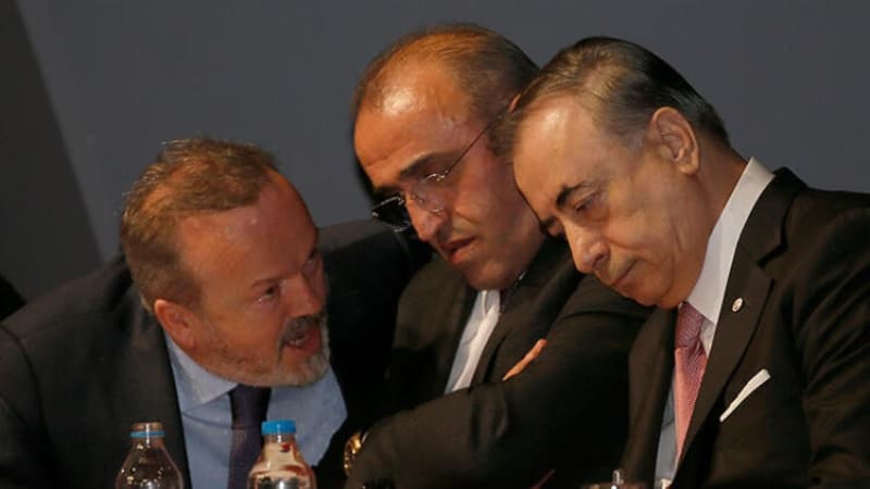 <p><b>'EN AZ 3-4 KEZ PARA DAĞITTIK' </b></p><p>Allah korkusu olan böyle insanları suçlamaz. 6 aydır futbolcu para almadı diyorlar, en az 3-4 kez para dağıttık.</p>