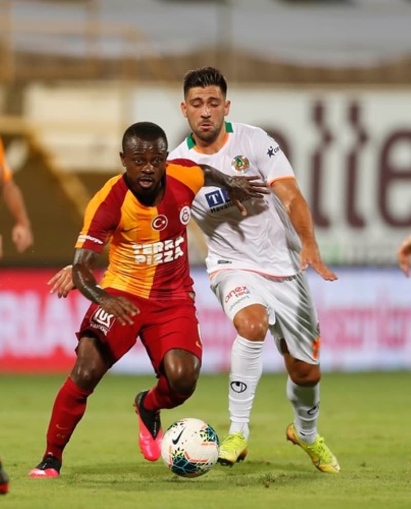 <p>Fulham Kulübü’yle görüşmeler başladı. Alınan bilgilere göre; taraflar arasındaki ilk temaslar olumlu geçti. </p>