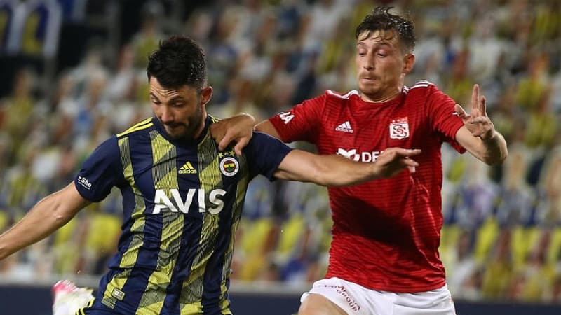 <p>Bu kavgan�n i�inden kraldan �ok kralc�lar yaparken g�r�yoruz. Benim futbol anlay���mda Sivasspor, Fenerbah�e'den daha iyi futbol oynad�. Daha organizeydi.&nbsp;</p>