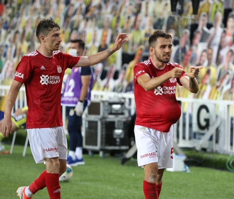 <p>Fenerbah�e devre aras�nda transfer yapamad�. �imdi bu ya�ananlar� kim g�r�yor? Futbolcu, teknik direkt�r ba�kandan ziyade hakem g�r�yor.&nbsp;</p>