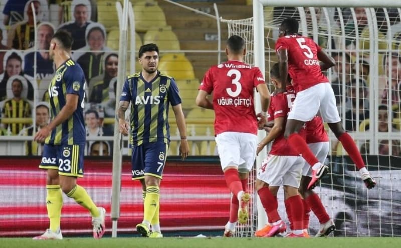 <p>Sivasspor daha iyi oynad�. Fenerbah�e'nin bu kadroyla �ampiyonlu�u hak etmedi�ini s�yl�yorum ama bu kadar erken sistem d���na at�ld���n� g�rebiliyorum.'</p>