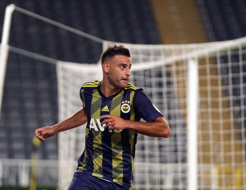 <p>Ancak haks�zd�rlar, milli tak�mdayken bu karar� alm��t�. �sti�areyle yap�lmad�ysa bu karar, Fatih Hoca ve �enol Hoca’n�n �ikayet�i olmamas� laz�m. Bug�n Almanya’da 8 tane altyap�dan oyuncu kadrona almak zorundas�n diyor. En az 12’de kendi vatanda��n� kadroda tutacaks�n diyor.&nbsp;</p>