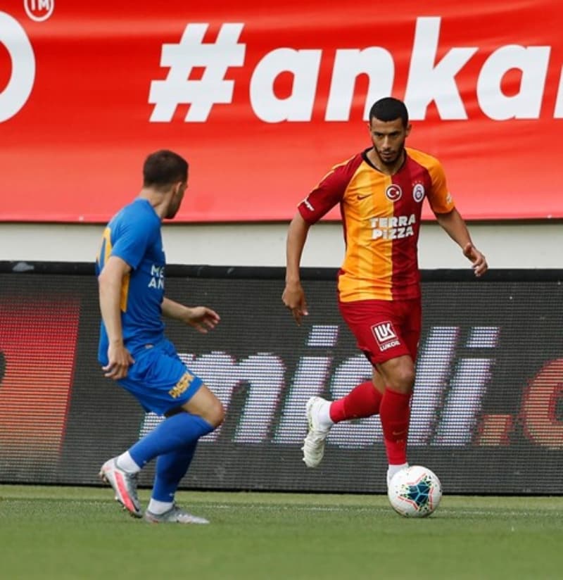 <p><b>YNE YOKLARI OYNADI</b></p><p><br></p><p>Bu arada Belhanda Ankaragc manda yine snfta kald. Tecrbeli oyuncu vasat futboluyla Terim'i de ldrtt.</p><p>Takvim</p>