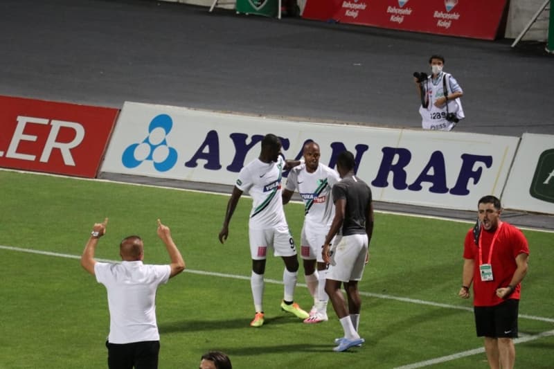 <p>Kt oynasa bile Sosa'y oyunda tutmalsnz. Bir serbest vuru olur, penalt olur.<br></p>