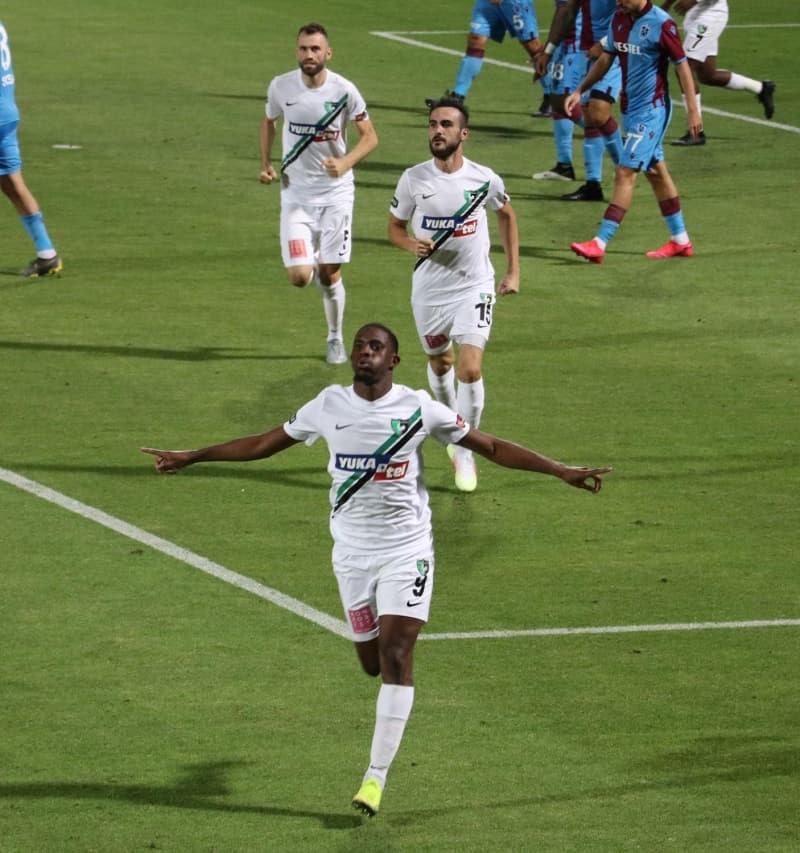 <p>Denizlisporlu oyuncular kenarlardan ok rahat geliyor. </p>