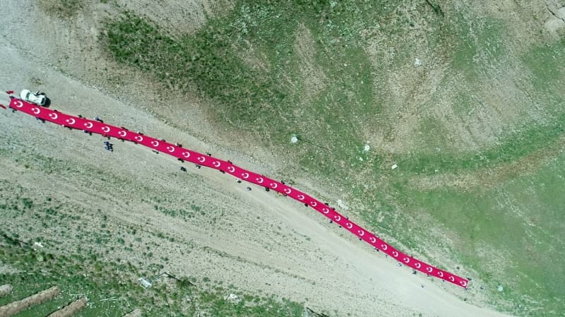 <p>Zirveye yak�n alanda bir araya gelen g�n�ll� gen�ler ve bisikletliler, burada bayrak ve bisiklet kullanarak 'ay y�ld�z koreografisi' olu�turdu.</p>