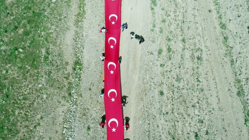 <p>T�rkiye Da�c�l�k Federasyonu �l Temsilcili�i ve Alpin Do�a Sporlar� Kul�b� sporcular� da kent merkezinden Paland�ken Da��'n�n yakla��k 2700 rak�ml� k�sm�na kadar bisikletle ��kt�.</p>